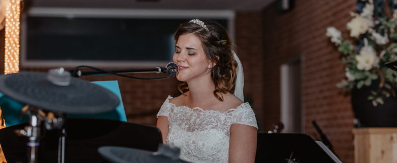 Menkenja wedding performance